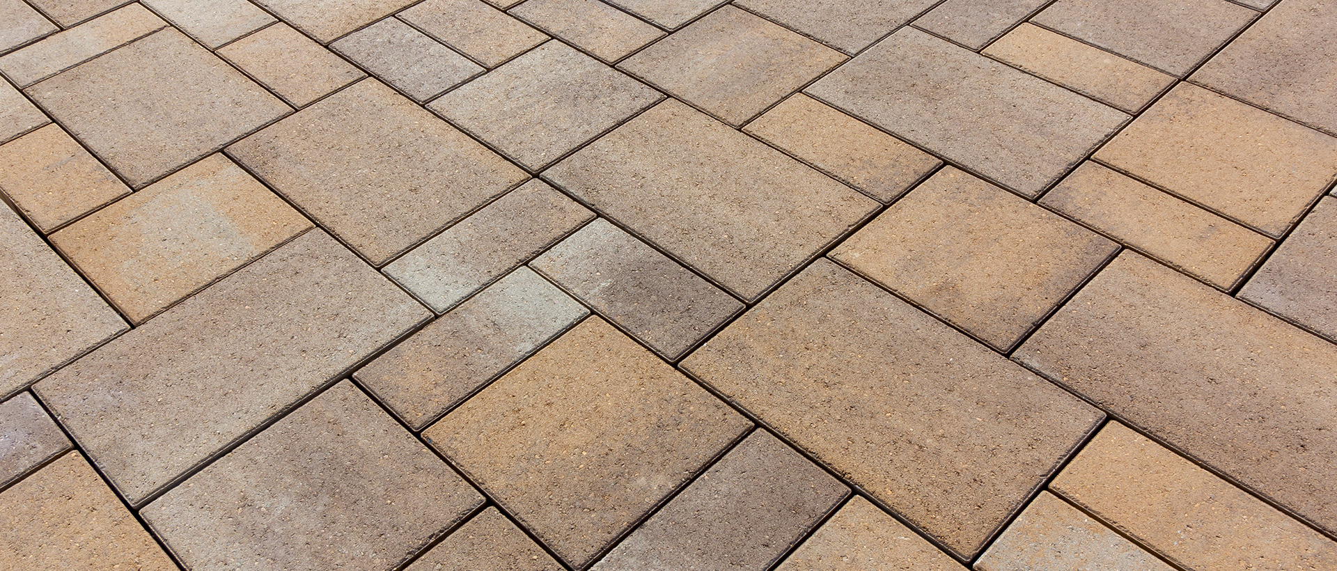 Reno is a three-piece, one-pallet paver system suitable for pedestrian and vehicular applications. Popular for its price point, its aesthetic appeal and ease of installation, Reno installs quickly in a random (no pattern) or simple fixed pattern. Tahoe 6cm Paver is the same system as Reno, but with a slate/embossed surface.